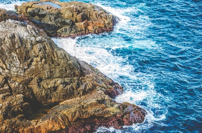 海浪拍打落基山的航拍照片